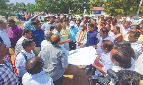 High Court judges and others during an inspection at Sindupoondurai in Tirunelveli on Sunday