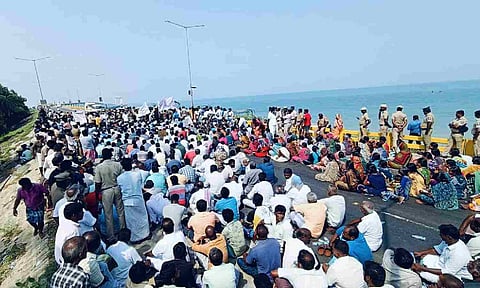 Fishermen protest at Pamban bridge