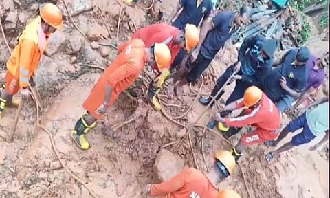 NDRF officials carry out rescue operations at VOC Nagar in Annamalaiyar hills in Tiruvannamalai district (Thanthi TV)