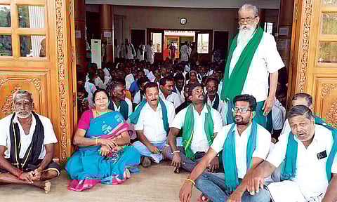 Ayyakannu and other farmers during the protest 