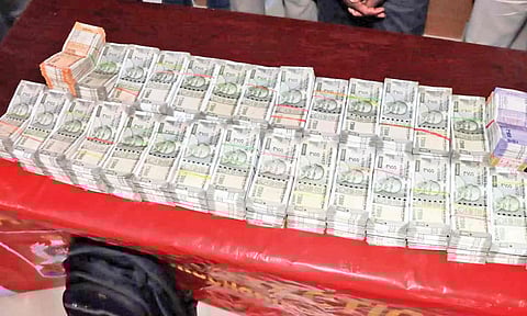 Rs 75 lakh worth hawala money seized at Tiruchy railway station (Maalaimalar)