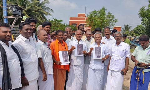 Residents with Pon Manickavel at the Thiruchitrambalam police station to register a complaint on Monday