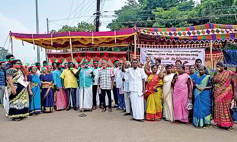 Folk artists protest in Thanjavur on Monday