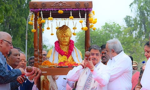 Tamil Nadu Governor R. N. Ravi, along with other admirers of the poet, flagged off the procession of the Palanquin from the Raj Bhavan (Photo: X/ @rajbhavan_tn)