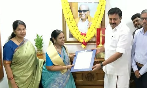 MP Saminathan presented the GO to Rajathi Ammal at her CIT Colony residence (Thanthi TV)