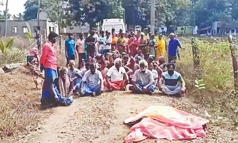 Villagers protest with the body of a woman killed in an elephant attack in Thengumarahada