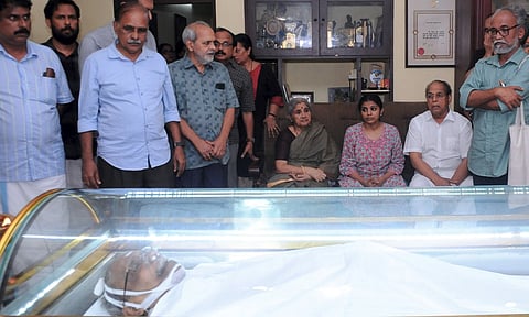 Family members pay their respects to Jnanpith Award winning writer M.T. Vasudevan Nair, who passed away on Wednesday, at his residence in Kozhikode, Kerala.(PTI Photo)