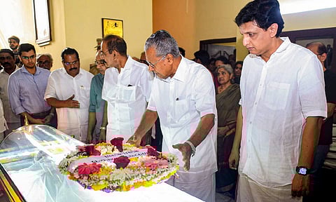 Kerala Chief Minister Pinarayi Vijayan pays his last respects to Jnanpith Award winning writer M.T. Vasudevan Nair, who passed away at his residence in Kozhikode, Kerala (PTI Photo) 