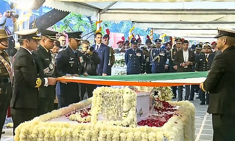 People pay their last respects to former prime minister Manmohan Singh during the latter's state funeral, at the Nigambodh Ghat, in New Delhi (PTI)