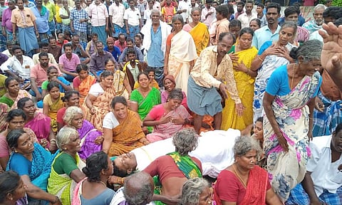 Tiruvannamalai farmer steps on broken wire, gets electrocuted; family and locals stage road roko