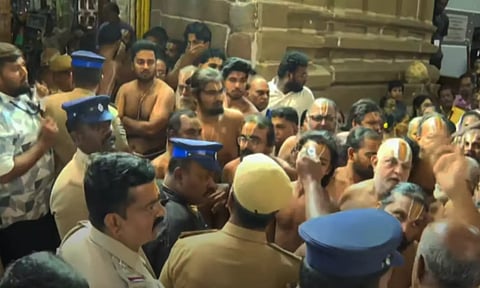 Argument between Vadakalai, Thenkalai sects during the opening of sorgavaasal in Kancheepuram