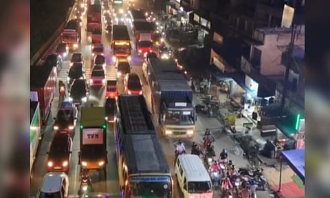 Traffic congestion at Singaperumal Koil Road (Screengrab from Thanthi TV)