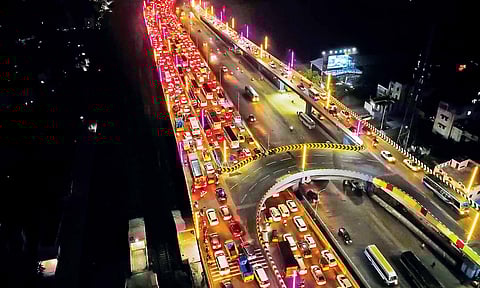Arterial roads that lead to Chennai are chock-a-block on Saturday night as a large number of revellers returned after the long Pongal break (Photo: Sam Augustine) 