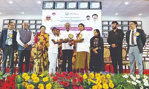 Health Minister distributes certifications to the healthcare staff of the facilities on Tuesday