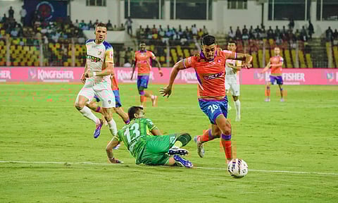 FCG's Borja Herrera dribbling with ball against CFC's Mohammad Nawaz at Jawaharlal Nehru Stadium, Goa on Saturday