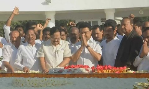 Chief Minister MK Stalin pays floral tribute to former CM Annadurai (Maalaimalar)