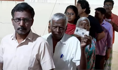 Voters waiting in queue to cast their vote (Maalaimalar)