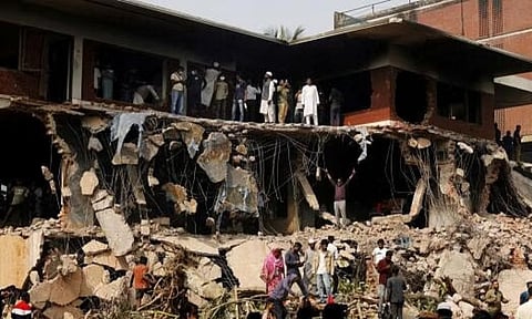Protesters and observers gather around Dhanmondi-32 residence of Bangabandhu Sheikh Mujibur Rahman (Reuters)