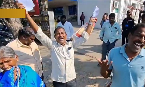 Relatives of the patient in front of the hospital (Thanthi TV)