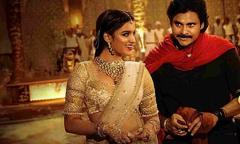 Emmanasa Parichutta is a romantic number from Hari Hara Veera Mallu