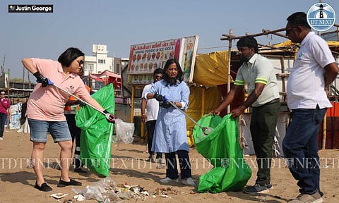 Environment Secretary Supriya Sahu & Australian Consul-General Silai Zaki volunteered to pick up litter from Chennai's Elliot's Beach (Justin George) 
