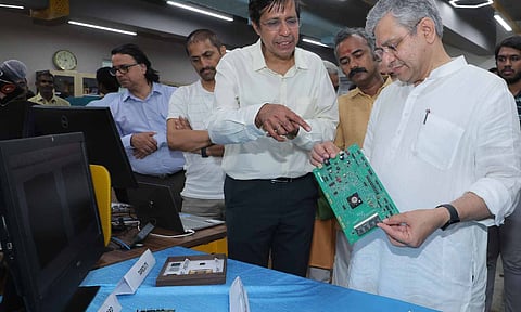 IIT-M Director V Kamakoti and Minister Ashwini Vaishnaw 