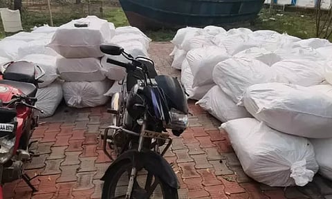  Special police team in Tiruchendur seized 2.4 tons of beedi leaf bundles worth Rs 1 crore (Daily Thanthi) 