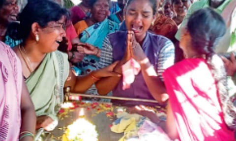 Kavya in tears before her mother’s body in Pattukkottai on Tuesday