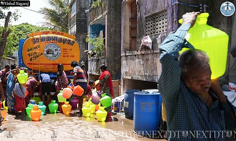 People fill water in pots in a locality in Chennai (Photo: Vishal Nagaraj) 
