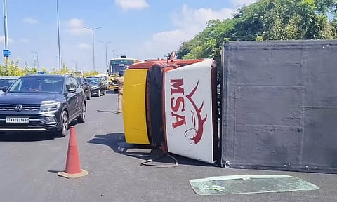 Van carrying frozen fish overturns on Maduravoyal-Tambaram bypass, causes traffic congestion