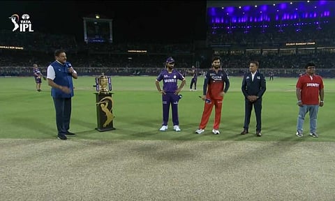 Players during the toss (X)