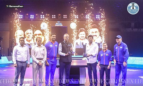  Udhayanidhi Stalin and other dignitaries with the trophy (Image: Hemanathan)