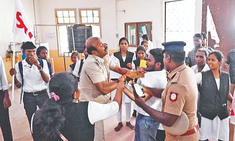 The SI was heckled by SFI workers during the protest (Justin George)