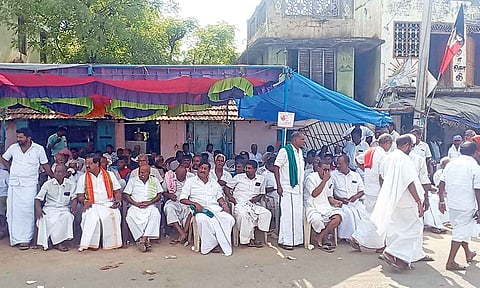 Theerkarasu’s kin and villagers stage a protest in front of the Pappanadu police station in Thanjavur on Wednesday