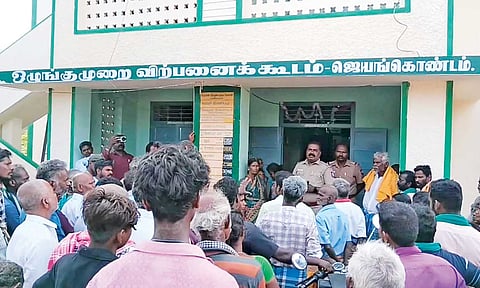 Farmers protest in front of agri regulated market at Jayamkondan in Ariyalur on Wednesday