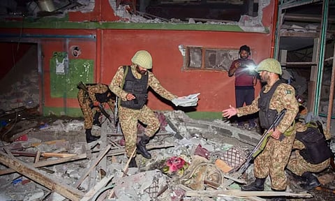 Pakistan Army soldiers examine a damaged building near Muzaffarabad (Photo/AP)