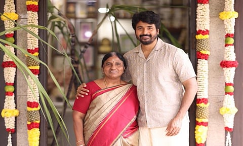 Actor Sivakarthikeyan and his mom (@Siva_kartikeyan on X)