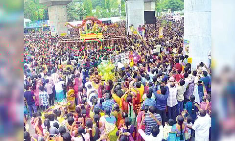 Devotees have a darshan of the Lord Kallazhagar during ethir sevai near Tallakulam temple on Sunday