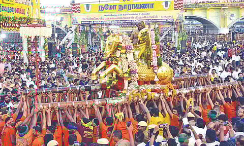 Lord Kallazhagar arriving at Vaigai river amidst massive crowd of devotees on Monday 