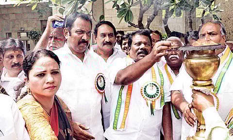 TNCC chief Selvaperunthagai receiving Rajiv Gandhi memorial flame on its arrival from Karnataka on Wednesday