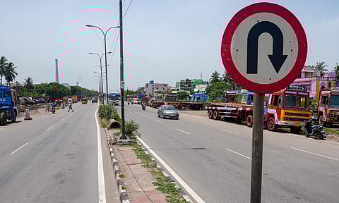 Blocked U-turn near Jothi Nagar bus stop on the expressway (Photo: Niteeshwar) 