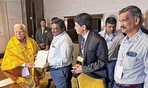 Minister SS Sivasankar handing over a memorandum to Union Electricity Minister Manohar Lal in Bengaluru on Friday