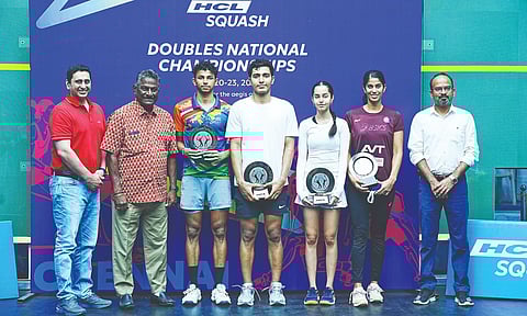 Velavan Senthilkumar, Abhay Singh, Anahat Singh and Joshna Chinappa with Olympics gold medallist V Baskaran during medal ceremony