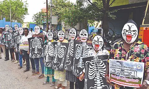 Human chain stretching nearly 4 km from Ezhil Nagar, Kodungaiyur, to Vyasarpadi Market on Sunday (Photo: Hemanathan) 