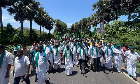 Farmers taking a rally to the Tiruvarur Collectorate on Tuesday