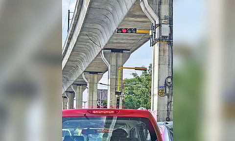 Signal without functional timer along Jawaharlal Nehru Road