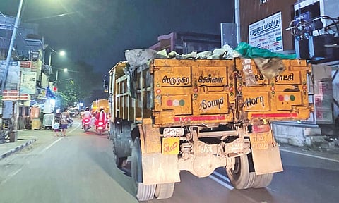 GCC’s garbage-carrying truck runs without covers