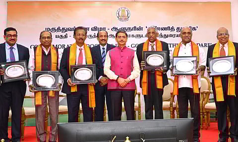 Governor Ravi with eminent doctors during the Doctors’ Dayevent at the Bharathiar Mandapam in Raj Bhavan on Sunday 
