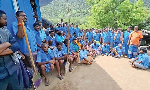 Tourists disappointed as coracle operators protest in Hogenakkal 