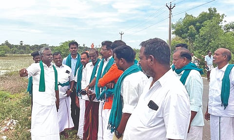 Farmers from Tiruvarur protested on Tuesday, demanding that the State government desilt the 200-acre Mangalur eri at Muthupettai